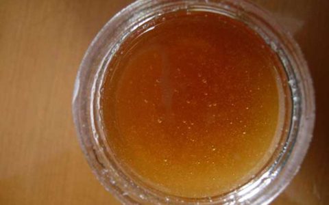 一,蜜源龙眼蜜的蜜源是无患子科龙眼属常绿植物龙眼树,一般3～6月开花