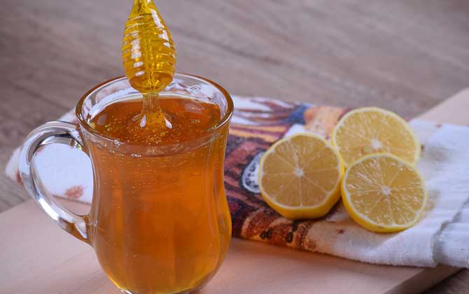 柠檬蜂蜜水什么时候喝最好？切勿空腹喝，否则极易导致胃酸过多！